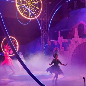 He&rsquo;s behind you!